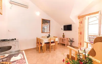 TV i/ili zabavni centar u objektu Two-Bedroom Apartment In Srima