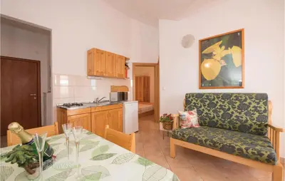 Kuhinja ili čajna kuhinja u objektu Two-Bedroom Apartment In Srima