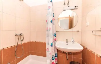 Kupaonica u objektu Two-Bedroom Apartment In Srima