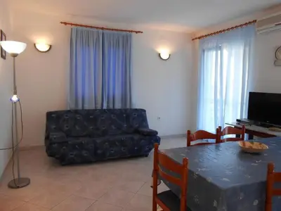 TV i/ili zabavni centar u objektu Apartment in Razanj with sea view, terrace, air conditioning, WiFi 5150-1