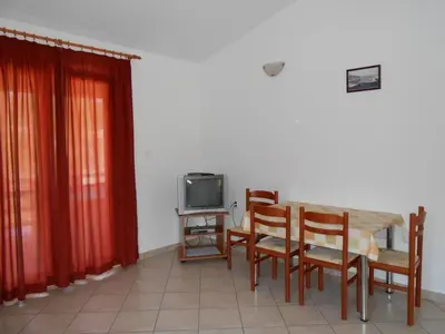 TV i/ili zabavni centar u objektu Apartment in Razanj with sea view, balcony, air conditioning, WiFi 5150-4