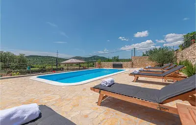 Bazen u objektu Cozy Apartment In Sibenik ili u blizini