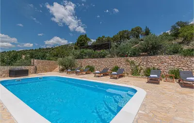 Bazen u objektu Beautiful Apartment In Sibenik ili u blizini
