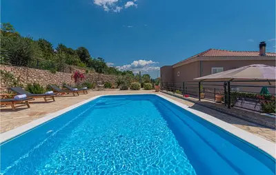 Bazen u objektu Beautiful Apartment In Sibenik ili u blizini