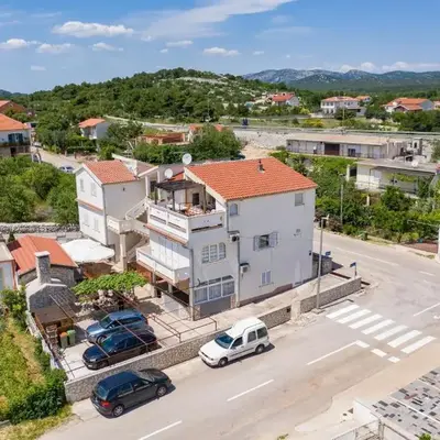 Apartments with parking space Pirovac
