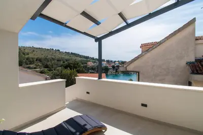 Bazen u objektu Apartmani Monika ili u blizini
