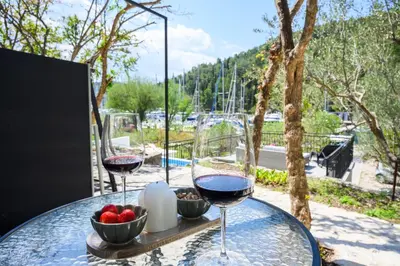 Vrt u objektu Mila and Jurija Formenti 2 apartments in heart of nautic marina, with heated swimming pool May till October, bikes, Sup, kajak, free parking in our garden