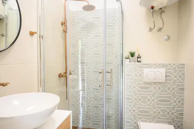 Kupaonica u objektu Mila and Jurija Formenti 2 apartments in heart of nautic marina, with heated swimming pool May till October, bikes, Sup, kajak, free parking in our garden