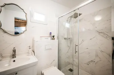 Kupaonica u objektu Mila and Jurija Formenti 2 apartments in heart of nautic marina, with heated swimming pool May till October, bikes, Sup, kajak, free parking in our garden