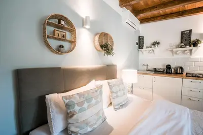 Krevet ili kreveti u jedinici u objektu Mila and Jurija Formenti 2 apartments in heart of nautic marina, with heated swimming pool May till October, bikes, Sup, kajak, free parking in our garden