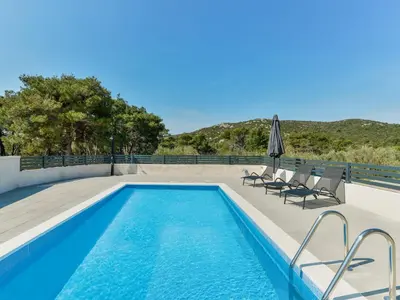 Bazen u objektu Holiday Home Gušt by Interhome ili u blizini