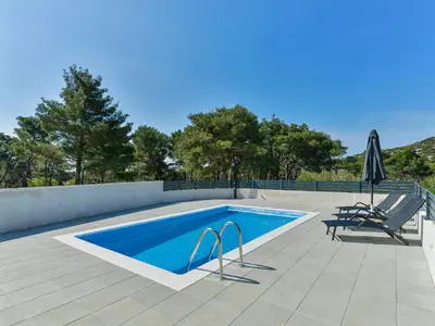Bazen u objektu Holiday Home Gušt by Interhome ili u blizini