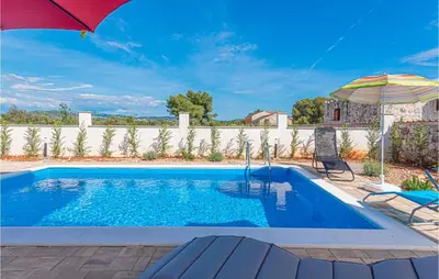 Bazen u objektu Beautiful Home In Sibenik ili u blizini