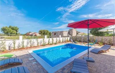 Bazen u objektu Beautiful Home In Sibenik ili u blizini