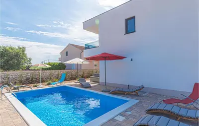 Bazen u objektu Beautiful Home In Sibenik ili u blizini