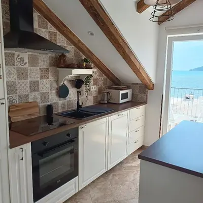 Kuhinja ili čajna kuhinja u objektu Krapanj Seafront Stone House