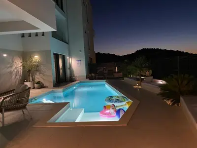 Bazen u objektu Villa Burin ili u blizini