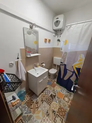 Kupaonica u objektu Apartment in Rogoznica with terrace, air conditioning, WiFi 5170-1