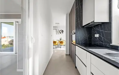 Kuhinja ili čajna kuhinja u objektu 4 Bedroom Cozy Apartment In Srima