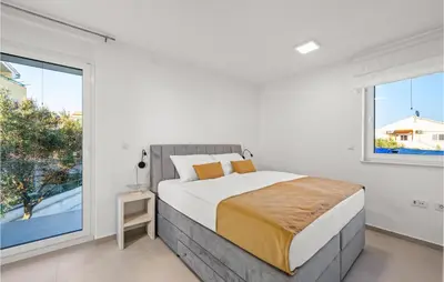 Krevet ili kreveti u jedinici u objektu 4 Bedroom Cozy Apartment In Srima