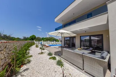Bazen u objektu Villa Adriatic Sunrise ili u blizini