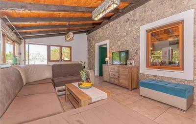 TV i/ili zabavni centar u objektu Lovely Home In Vodice With Wifi
