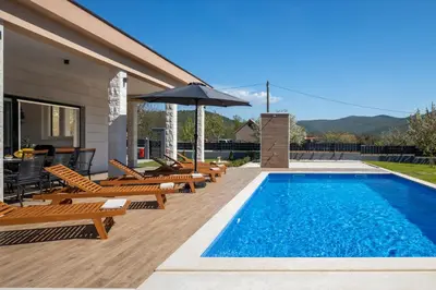 Bazen u objektu Villa Big Garden ili u blizini