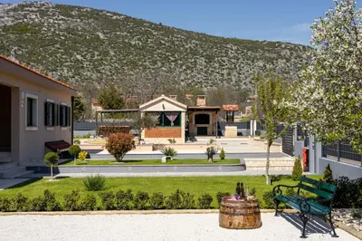 Pogled na planine ili pogled na planine iz vila