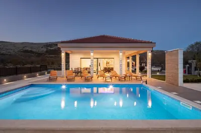 Bazen u objektu Villa Big Garden ili u blizini