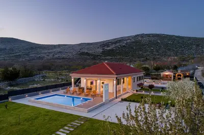 Bazen u objektu Villa Big Garden ili u blizini