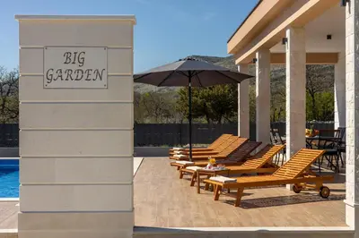 Bazen u objektu Villa Big Garden ili u blizini