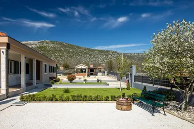 Pogled na planine ili pogled na planine iz vila