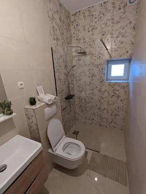 Kupaonica u objektu Two bedrooms apartment 50m from the beach