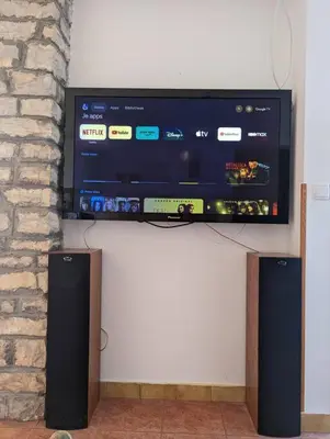 TV i/ili zabavni centar u objektu Two bedrooms apartment 50m from the beach